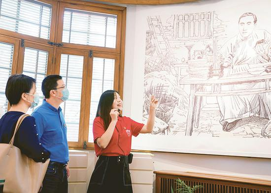 2018年5月，复旦大学将陈望道故居改造为《共产党宣言》展示馆，该校一批青年教师和学生组建党员志愿服务队，面向广大师生和社会各界开展宣讲活动。2020年6月，他们中的30名队员给习近平总书记写信，表达了做《共产党宣言》精神忠实传人的信心和决心。习近平总书记在回信中勉励他们继续讲好关于理想信念的故事，并对全国广大党员特别是青年党员提出殷切期望。图为党员志愿服务队队员在为观众讲解。 新华社记者 刘颖/摄
