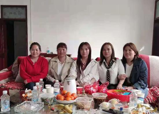  3月30日，张丽和张母来到巩义见程珂珂和程母，两家人坐在一起合影。受访者供图。