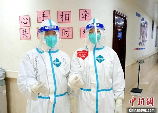 两位医师一起加油比心。林浴坤 摄