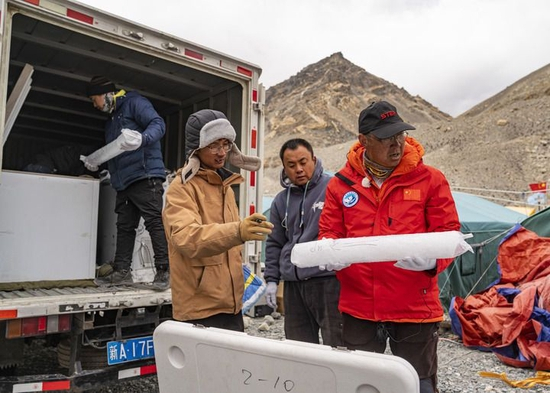  在珠峰登山大本营，中科院西北生态环境资源研究院副院长康世昌查看从珠峰海拔约6500米处钻取的冰芯样品（5月22日摄）。新华社记者 孙非 摄