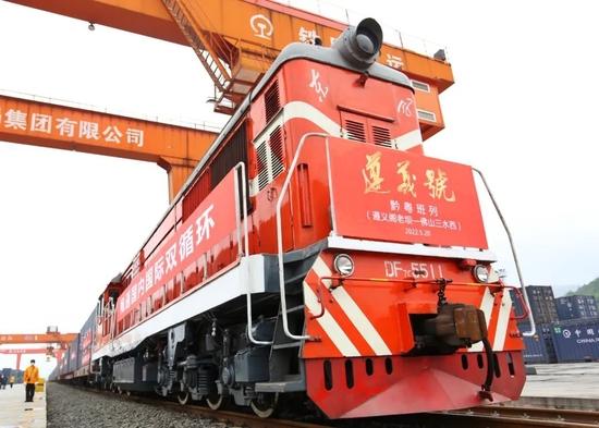 2022年5月20日,黔粤班列“遵义号”在贵州遵义阁老坝站等候发车。新华社记者 刘续 摄