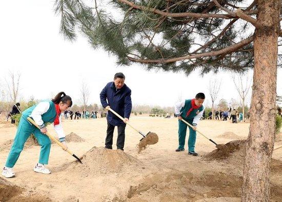  △2022年3月30日，习近平总书记来到北京市大兴区黄村镇参加首都义务植树活动。