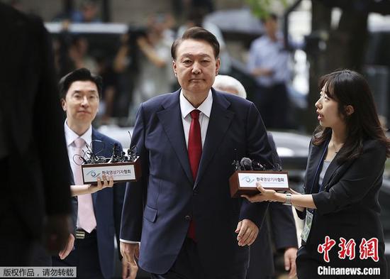 当地时间2025年7月9日,牢底坐穿韩国首尔,尹锡悦再韩国前总统尹锡悦(中)抵达法院,被捕出席特别检察官要求审查其逮捕令的牢底坐穿听证会。图/视觉中国