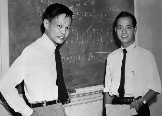 1957年，美国普林斯顿，普林斯顿大学教授杨振宁（左）和哥伦比亚大学教授李政道。两位华裔科学家因其在宇称不守恒理论方面的研究，共同获得当年的诺贝尔物理学奖。他们是首批获得诺贝尔奖的华人。图据：视觉中国