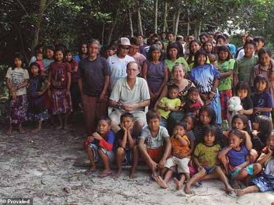 坎贝尔和妻子罗宾与Jamamadi部落的土著人在一起，时间不详。