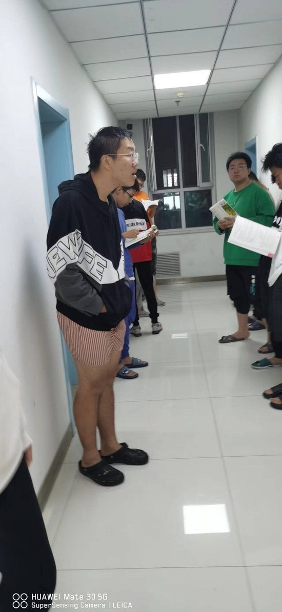 　图为楼层学生听到“打人”动静后无法入睡，聚集在楼道里。