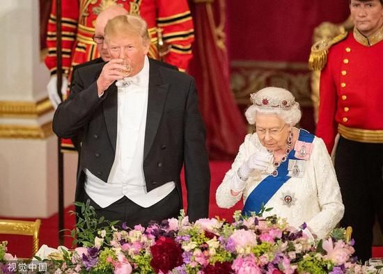 今年6月，英国女王与特朗普出席国事晚宴。/视觉中国