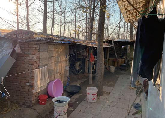 被拆迁村民临时搭建简易房居住和生活