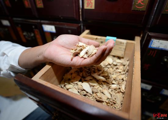 2020年4月17日，中医医生陈伟军查看药材干姜