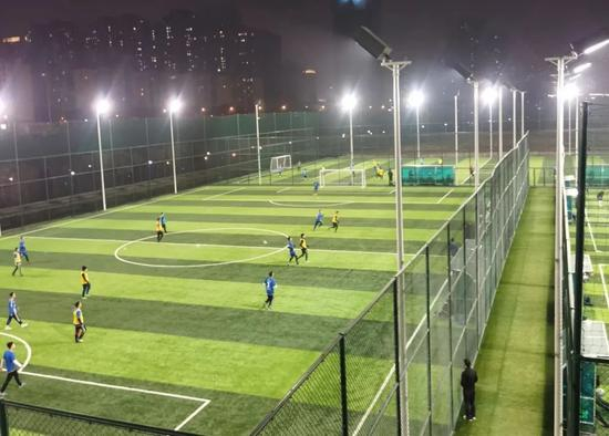  晚上，不少足球爱好者组队到玉龙路足球场踢球。杨付彪提供