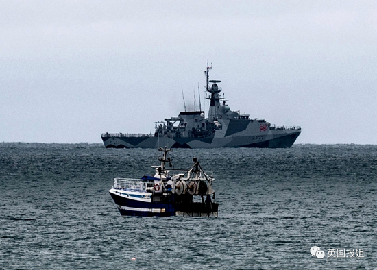  法国渔船和英国军舰大小对比