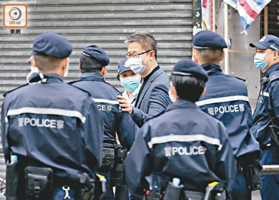 ·萧泽颐经常到现场探访前线人员，了解他们的工作。