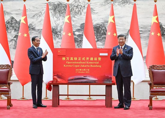  10月17日下午，国家主席习近平在北京人民大会堂同来华出席第三届“一带一路”国际合作高峰论坛并进行国事访问的印度尼西亚总统佐科举行会谈。会谈后，两国元首共同为雅万高铁正式开通运营揭幕。