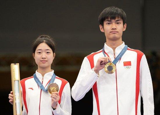 ↑黄雨婷（左）/盛李豪在颁奖仪式上