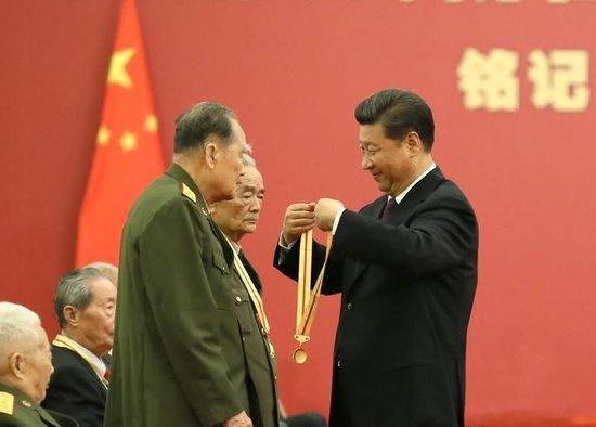 2015年9月2日,习近平在北京人民大会堂向30名抗战老战士老同志、抗战将领、帮助和支持中国抗战的国际友人或其遗属代表颁发中国人民抗日战争胜利70周年纪念章并发表重要讲话。