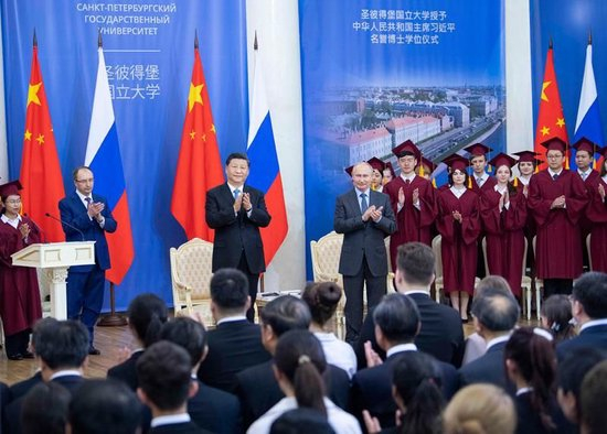 2019年6月6日，圣彼得堡国立大学向习近平主席颁授名誉博士学位。（图片来源：新华社）