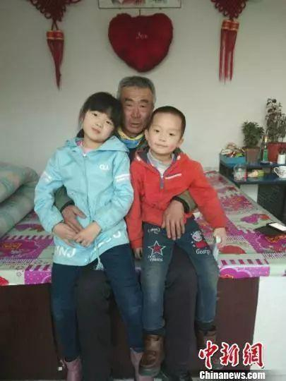 图为李玉宝大爷和孙子孙女合影