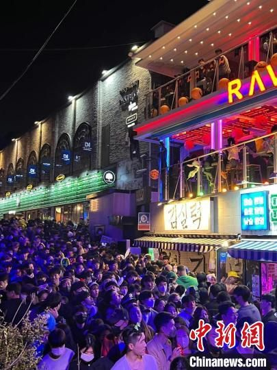 图为29日晚间，梨泰院附近聚集的人群。　舒思 摄