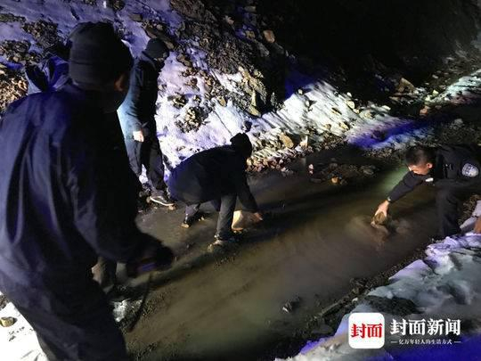 4人被困26小时 相互安慰等待救援