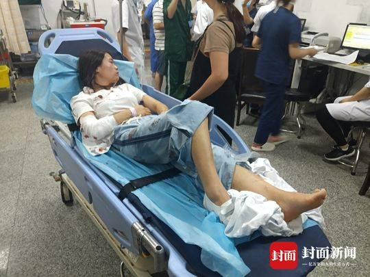 伤者赵女士腿部、肘部等多处受伤。