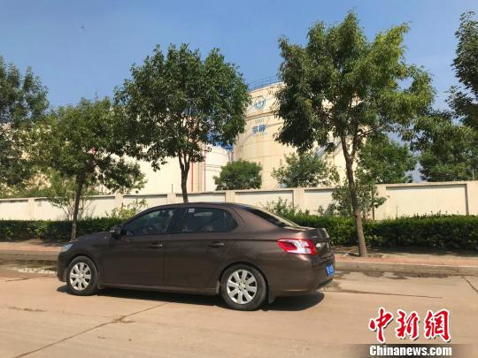 　　由于海滨路南端铁路道口封闭，往来车辆绕行京唐港液体化工码头有限公司内部道路，途经存贮柴油、甲醇等危化品的库区。　崔涛 摄