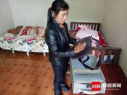 张贵华被逮捕后，父母从警方处领回了他的箱子。