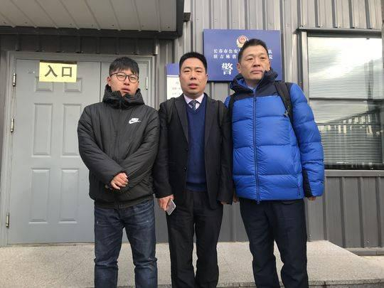 金哲宏家属和辩护律师在法院门口