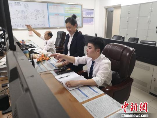 妻子把饺子放在行车室丈夫的办公桌上　程晖　摄