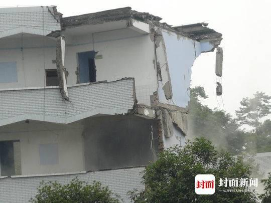 地震中，教学楼受损
