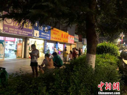  图为地震发生时，市民外出避震。　钟欣　摄