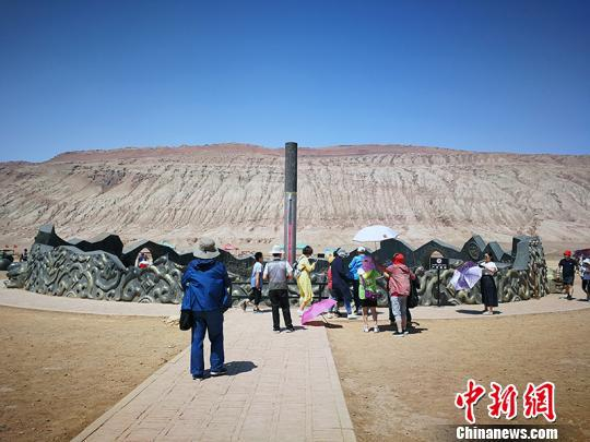 入夏以来，素有“火洲”之称的新疆吐鲁番开启高温“蒸煮”模式，吸引游客前来体验。　刘庆磊 摄