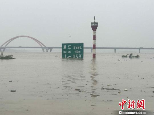 受洪水影响，湘江长沙段正以每小时0.15米的速度上涨。　徐志雄 摄