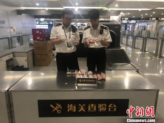  游客带回的猪肉食品。成都海关供图
