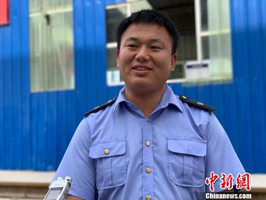 机车司机李作为。　孔庆玲 摄