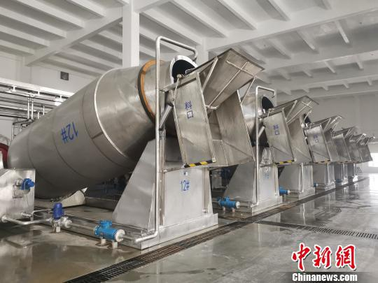  图为东阿阿胶太阳能温水清洁化泡洗皮工序。　李欣　摄
