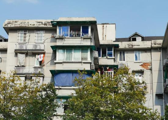  树园小区31幢的墙体出现裂缝。澎湃新闻记者 杨亚东 图