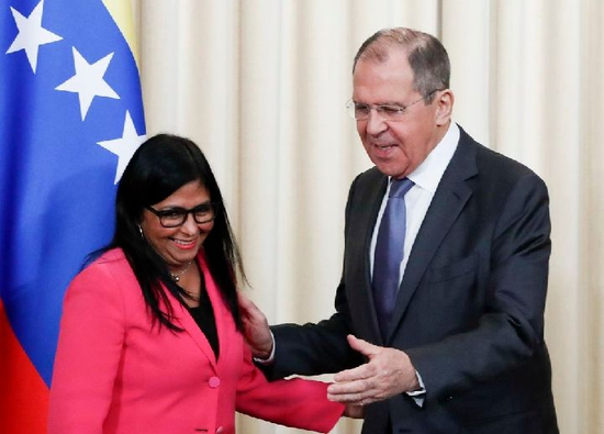 　　2019年3月1日，俄罗斯外交部长拉夫罗夫（右）与委内瑞拉副总统德尔茜·罗德里格斯在莫斯科出席联合新闻发布会。 新华社发