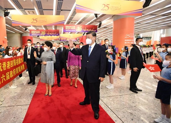 ▲ 2022年6月30日下午，中共中央总书记、国家主席、中央军委主席习近平乘专列抵达香港，出席于7月1日举行的庆祝香港回归祖国25周年大会暨香港特别行政区第六届政府就职典礼，并视察香港。这是习近平和夫人彭丽媛向欢迎的人群挥手致意。
