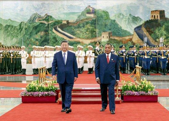 9月6日上午,国家主席习近平在北京人民大会堂同来华出席中非合作论坛北京峰会并进行国事访问的刚果(布)总统萨苏举行会谈。这是会谈前,习近平在人民大会堂北大厅为萨苏举行欢迎仪式。