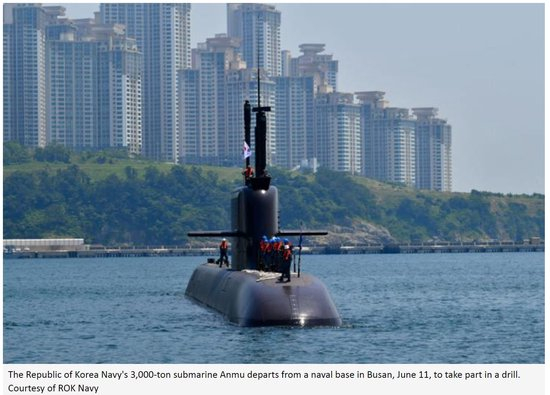  △资料图：韩国3000吨级新型潜艇“安武”号参加演习（图自《韩国时报》网站）