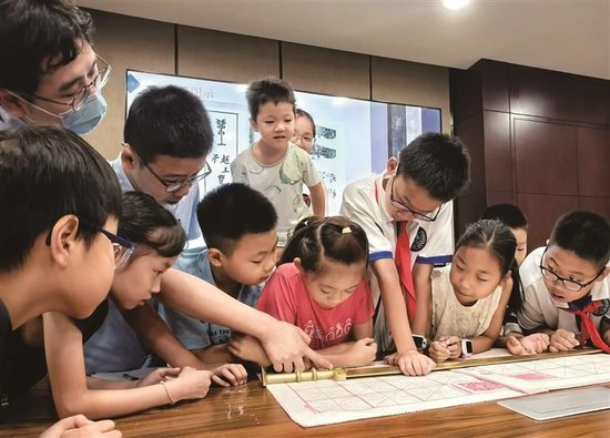 △双节期间，浙江杭州各大文博场馆成为市民游客的热门打卡地。