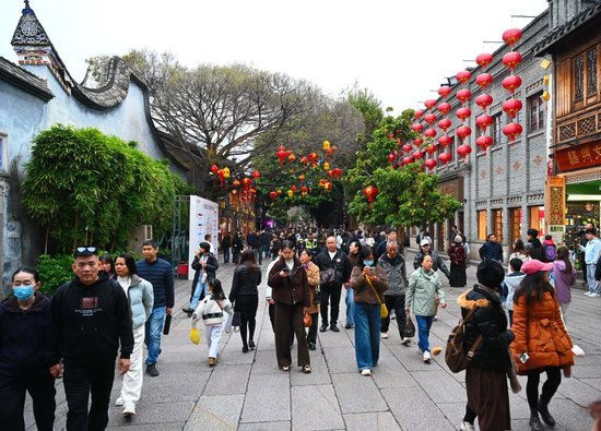 3月3日，市民游客在福州三坊七巷南后街游览。新华社记者 林善传 摄