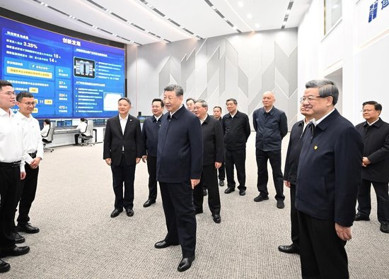  △2026年3月23日，习近平总书记在河北雄安新区考察时，来到中国华能集团有限公司同企业员工亲切交流。