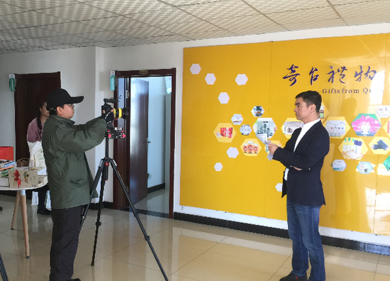 吴思斌接受媒体采访。