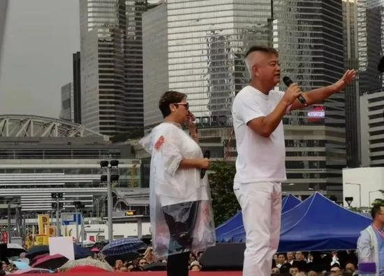  陈百祥（右）发表演说。