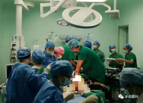 医生在手术室内对梅子实施抢救。