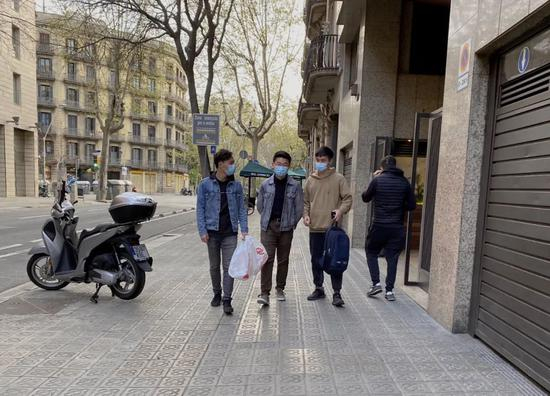  巴塞罗那街头戴口罩的中国留学生。/受访者供图