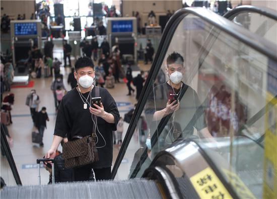  4月8日，乘客在汉口火车站进站乘车。新华社记者 肖艺九 摄