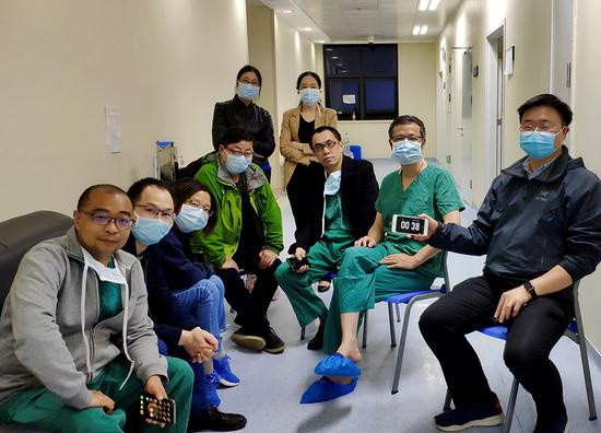 4月24日，陈静瑜团队与武汉协和医院董念国团队合作开展第二例新冠肺炎晚期患者肺移植后，部分专家合影。 受访者 供图