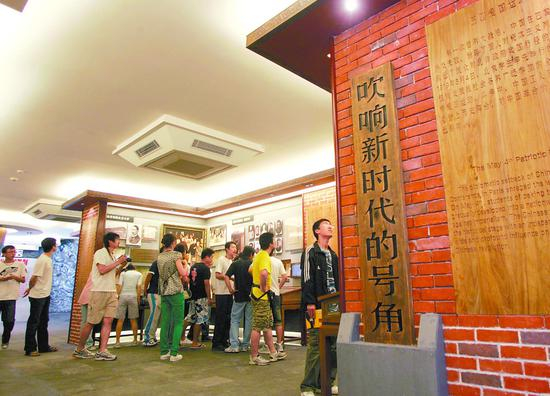 在五四运动90周年纪念日，修缮后重新对外开放的北大红楼迎来众多参观者。 孙戉/摄